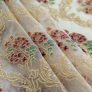 Primer plano de tela bordada de encaje floral europeo vintage para mantel elegante.