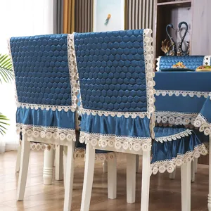 Vue détaillée de l'ensemble de housses de chaise et de nappe en velours avec bordure en dentelle.