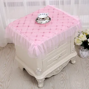 Elegante funda de encaje rosa para mesita de noche con bordado y bordes con volantes