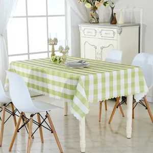Vue rapprochée et détaillée de la nappe à carreaux verts et blancs au motif soigné.