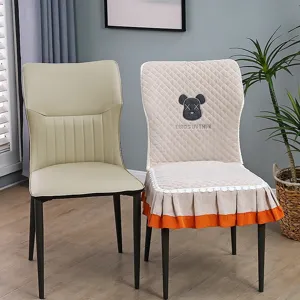 Housse de chaise de salle à manger matelassée style nordique avec volants et motif d'ours.