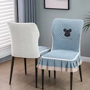 Vue détaillée de la housse de chaise nordique en velours matelassé avec bordure en dentelle.