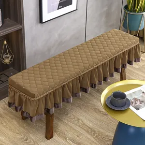 Coperta per panca trapuntata marrone con elegante gonna a volant, tessuto morbido per sgabello.
