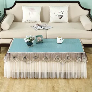 Vue détaillée de la housse de table basse avec volants en dentelle et surface imperméable.