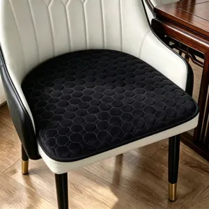 Détail en gros plan du coussin de chaise matelassé noir avec une texture douce et base antidérapante.
