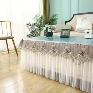 Vue détaillée d'une housse de protection rectangulaire pour table basse avec broderie en dentelle.