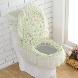 Groene bloemige toiletzitting hoes set met elegante witte kant volants voor de badkamer.