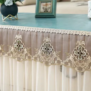 Housse de table basse brodée élégante avec bordure en dentelle délicate pour la maison.