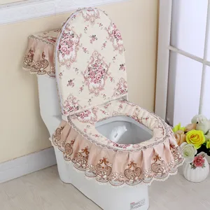 Nahaufnahme des 3-teiligen Toilettensitzbezugs mit Blumenmuster, Rüschen und Steppstoff.