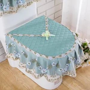 Funda acolchada verde para tapa de inodoro con bordado de encaje floral azul y lazo.