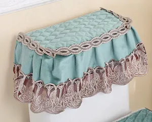 Vista de detalle de la funda de terciopelo acolchado para tapa de inodoro con ribete de encaje.