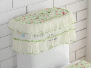 Gedetailleerd uitzicht op groene bloemrijke toilet tankhoes met witte doorschijnende rand.