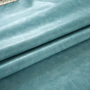 Gros plan détail de tissu de nappe imperméable en similicuir sarcelle avec bordure en dentelle.