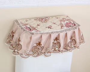 Gesteppte Toilettendeckelabdeckung mit elegantem Blumenmuster und Spitzenrüschen für das Bad.