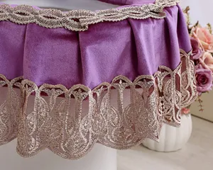 Detalle de funda de asiento de inodoro de terciopelo morado con encaje y diseño moderno y suave.