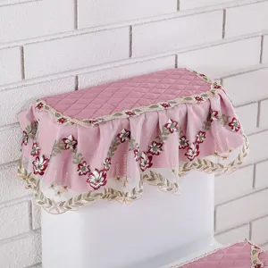 Primer plano detallado de funda de asiento de Inodoro acolchada rosa con volantes.