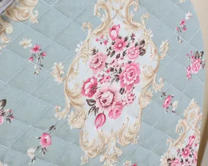 Detailansicht des Vintage-Blumen-Toilettensitzbezugs mit elegantem Rosen- und Barockmuster.