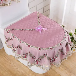 Primer plano detallado de la funda de asiento de inodoro acolchada rosa con encaje.