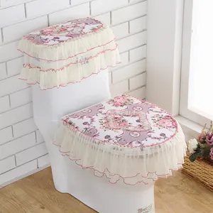 Bloemen kant toiletzitting hoes set detail met roze rozen en elegante beige ruches.