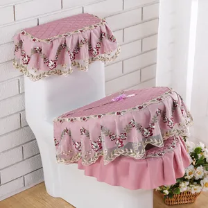 Detalle de funda para asiento de inodoro acolchada rosa con volantes de encaje floral.