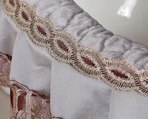 Vista detallada de la funda de inodoro de terciopelo italiano con un elegante encaje.