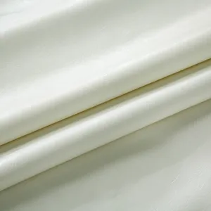 Gros plan texture de tissu en similicuir blanc, detail materiau de couverture de table.