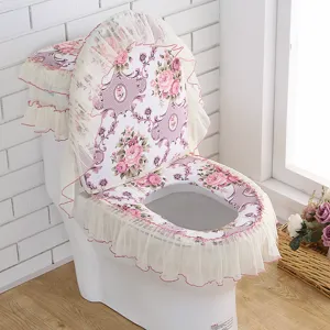 Gedetailleerd overzicht van de bloemen kanten toiletzittinghoes met rits en tankafdekking.