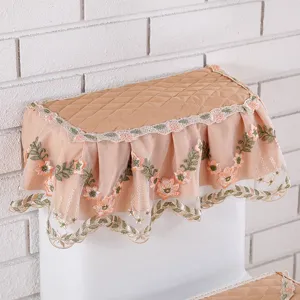 Vista detallada de la funda acolchada para tapa de inodoro con elegante bordado de encaje.