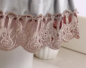 Vista detallada de la funda de inodoro de terciopelo italiano con ribete de encaje.