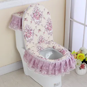 Toilettendeckel-Set 3-teilig mit Spitzenrüschen und Blumenmuster, elegante Bad-Dekoration.
