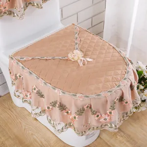 Vista detallada del juego de fundas para asiento de inodoro acolchado con delicado bordado floral.