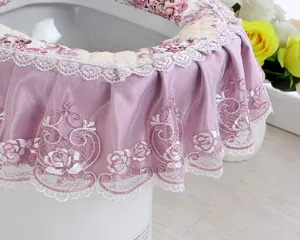 Elegante violette Toilettensitzabdeckung aus Spitze mit Blumenstickerei für das Bad.
