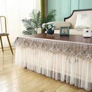 Vue détaillée de la housse de table basse rectangulaire avec jupe en dentelle et broderie.