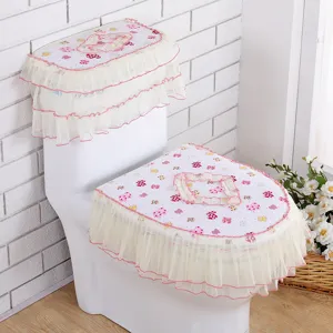 Schattige kanten toiletzittinghoes met roze strikprint voor gezellige badkamerinrichting.