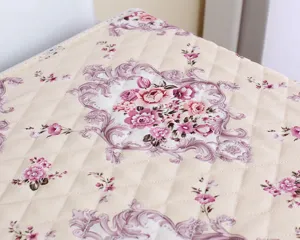 Gestepptes Toilettendeckel Abdeckung Detail mit Vintage Rosen Muster für das Badezimmer.