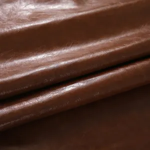 Détail de tissu en similicuir marron, texture de nappe en cuir PU imperméable design.