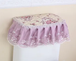 Detailansicht der gesteppten Toilettendeckel-Abdeckung mit Blumenmuster und lila Spitzenborte.