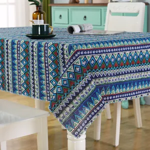 Vista dettagliata della tovaglia rettangolare in stile etnico geometrico blu per la casa