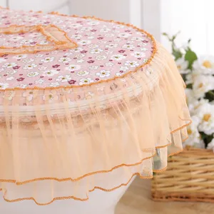Roze bloemige toiletzittinghoes detail met delicate oranje mesh volants voor badkamer.