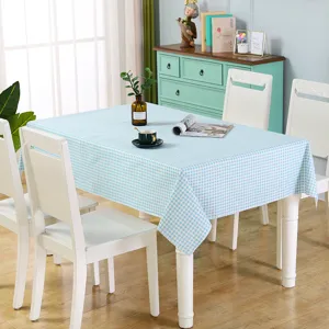 Tovaglia rettangolare a quadri blu e bianchi, copertura minimalista per tavolo da casa.