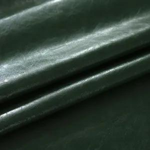Vue de détail en similicuir vert foncé, texture supérieure et finition élégante pour housse.