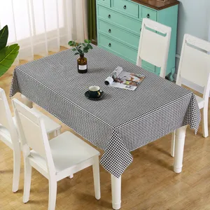 Tovaglia a quadri nera e bianca moderna e minimalista per tavolo da pranzo e decorazione.
