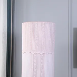 Dettaglio macro dell'elegante motivo in pizzo floreale rosa su copricondizionatore