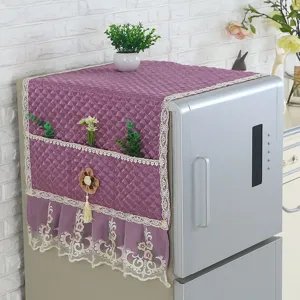 Lila gesteppte Kühlschrank-Staubschutzhülle mit praktischen Taschen und eleganter Borte.