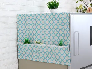 Detalle de funda para refrigerador con estampado de trébol azul y prácticos bolsillos laterales