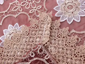 Primo piano di un'elegante tovaglia di pizzo ricamato in filato di vetro con fiori