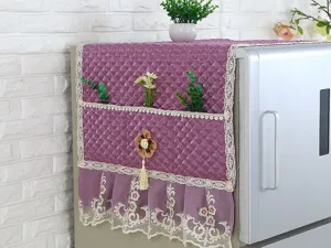Nahaufnahme des lila gesteppten Kühlschrankabdeckung mit feiner Spitzenborte und Taschen.