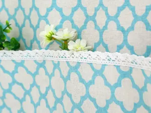 Primer plano de funda de nevera de cuadros azules con borde de encaje blanco