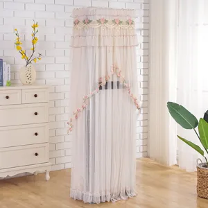 Elegante copri condizionatore verticale in pizzo e mesh con dettagli floreali ricamati.