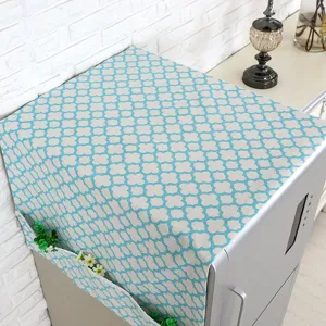 Vista detallada de la funda para refrigerador con patrón geométrico y bolsillos laterales.